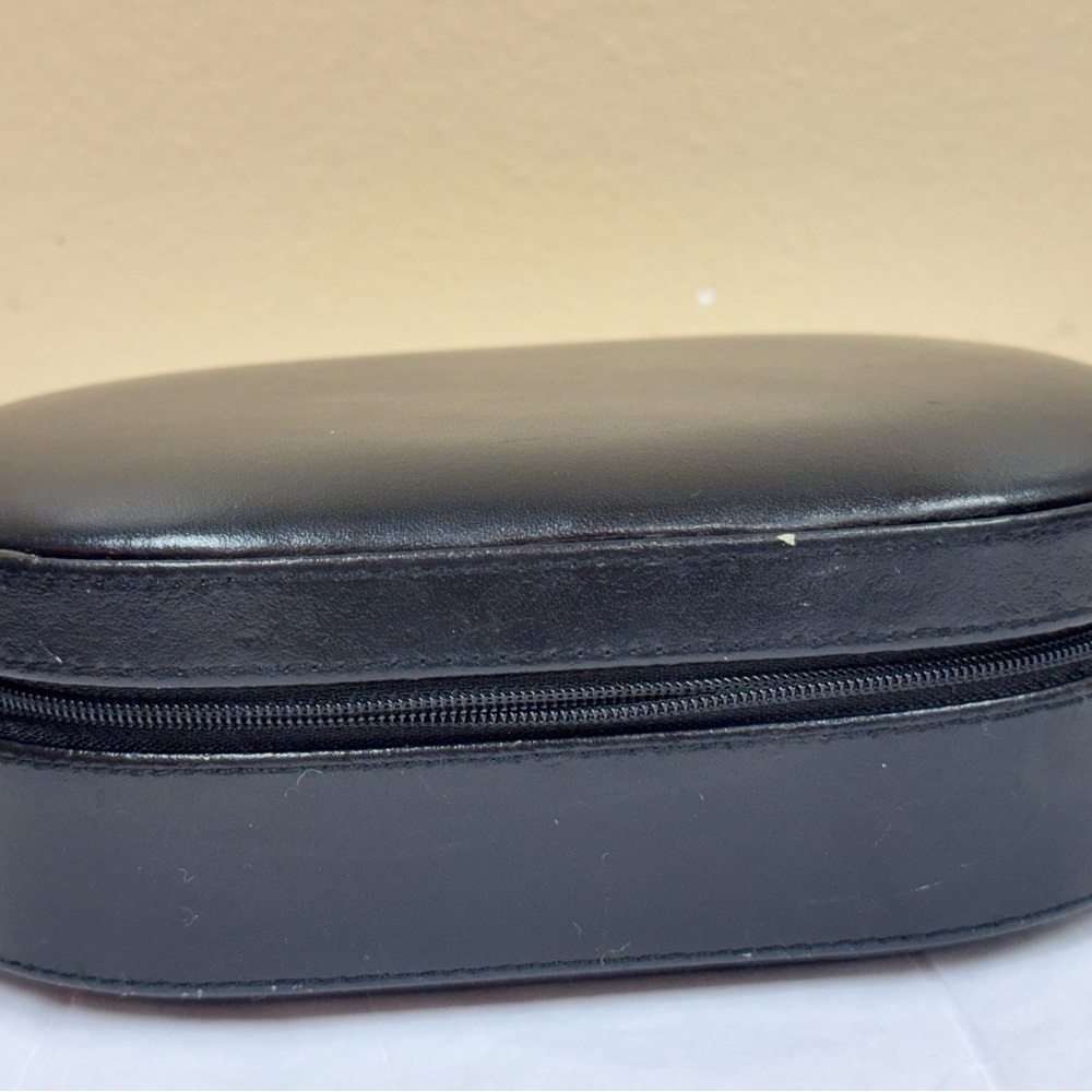 Wolf Heritage Oval Jewelry Zip Case, genuine leather. - Picture 6 of 14